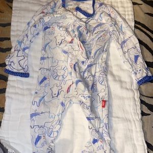 Barely used size : NB . onesie is thin and is magnetic